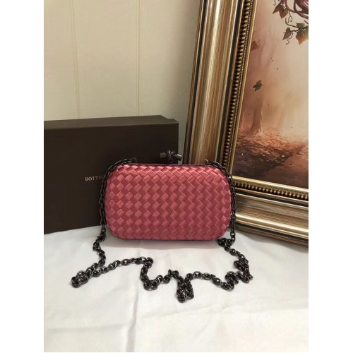 BOTTEGA VENETA Satynowa kopertówka z wykończeniem ze skóry węża 62548 Watermelon Red