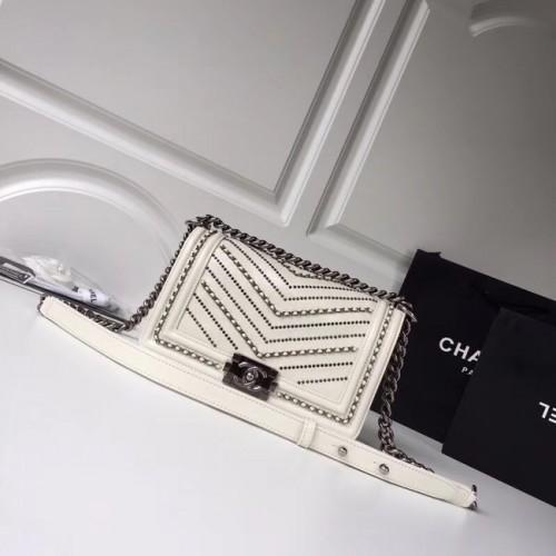 Torebka CHANEL BOY z gniecionej skóry cielęcej, metal w odcieniu srebra A67086, biała