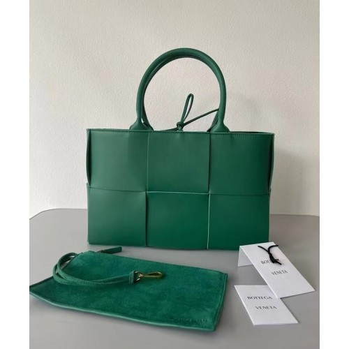Bottega Veneta ARCO TOTE Mała torba typu Tote ze skóry ziarnistej intrecciato 652867 RAINTREE