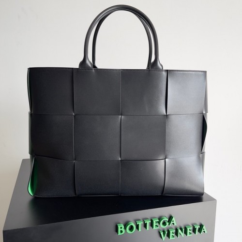 Bottega Veneta ARCO TOTE Duża torba typu tote ze skóry intrecciato 652868 czarna