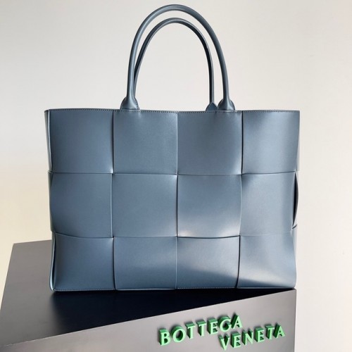 Bottega Veneta ARCO TOTE Duża torba typu tote ze skóry intrecciato 652868 niebieska
