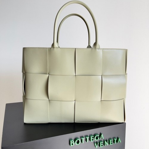 Bottega Veneta ARCO TOTE Duża torba typu tote ze skóry intrecciato 652868 jasnoszara