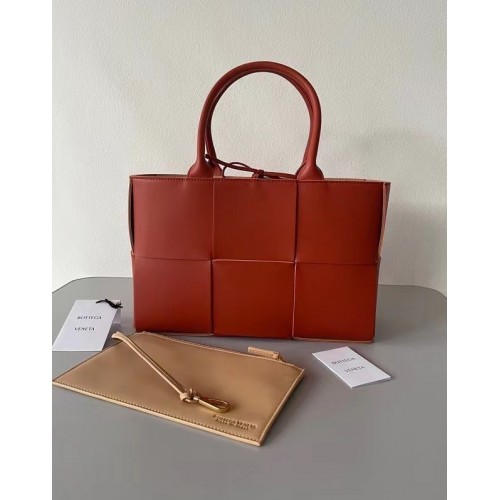 Bottega Veneta ARCO TOTE Mała torba typu Tote ze skóry ziarnistej intrecciato 652867 Klon