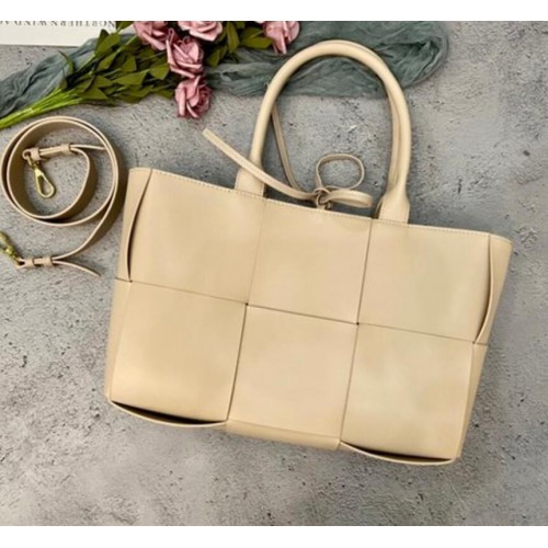 Bottega Veneta ARCO TOTE Mała torba typu Tote ze skóry intrecciato 652867 morelowa