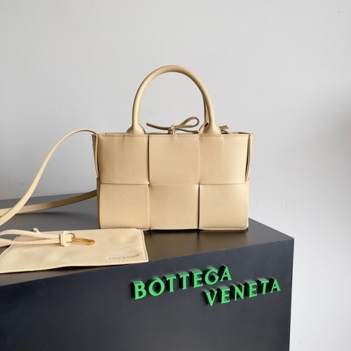 Bottega Veneta ARCO TOTE Mała torba typu Tote ze skóry intrecciato 709337 Owsianka