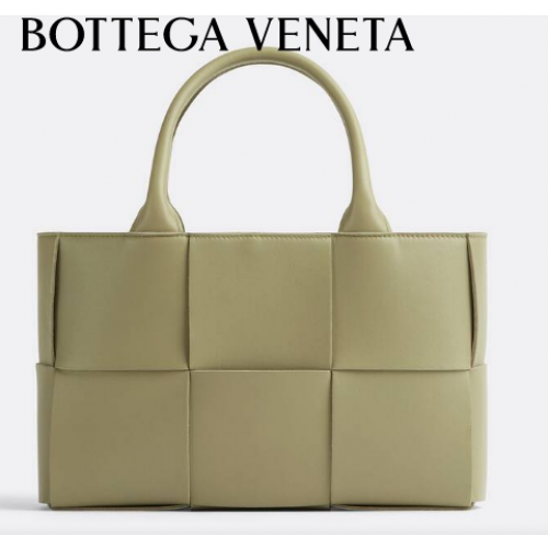Bottega Veneta ARCO TOTE Mała torba typu tote ze skóry intrecciato 709337 Travertine