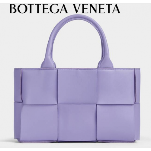 Bottega Veneta ARCO TOTE Mała torba typu tote ze skóry intrecciato 709337 Wisteria