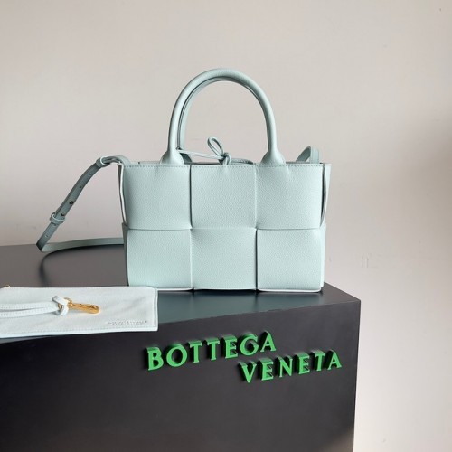 Bottega Veneta ARCO TOTE Mała pleciona torba ze skóry licowej 709337 jasnoniebieska