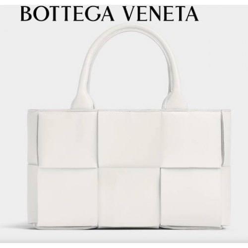Bottega Veneta ARCO TOTE Mała torba typu tote ze skóry intrecciato 709337 biała