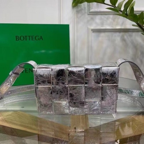 Bottega Veneta CASSETTE Oryginalna skóra 666870 Srebrny