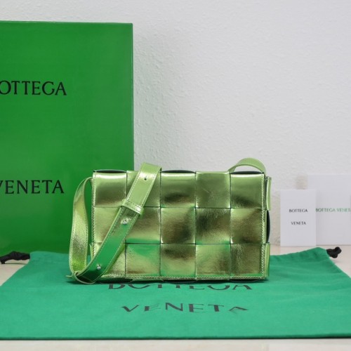 Skórzana torba przez ramię Bottega Veneta Intreccio 578004 Papuga