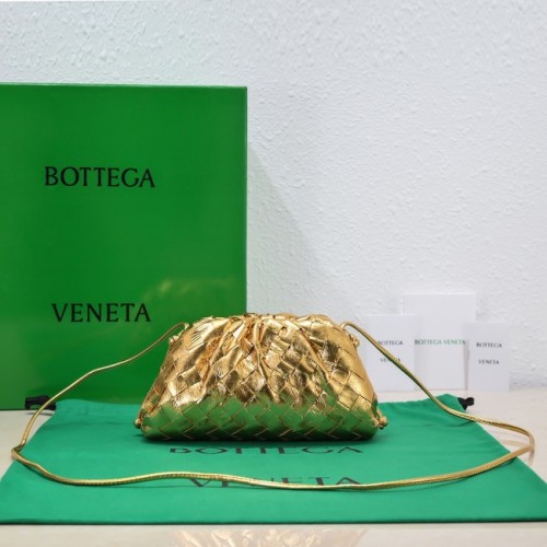 Bottega Veneta Mini skórzana kopertówka intrecciato z paskiem 585852 złota