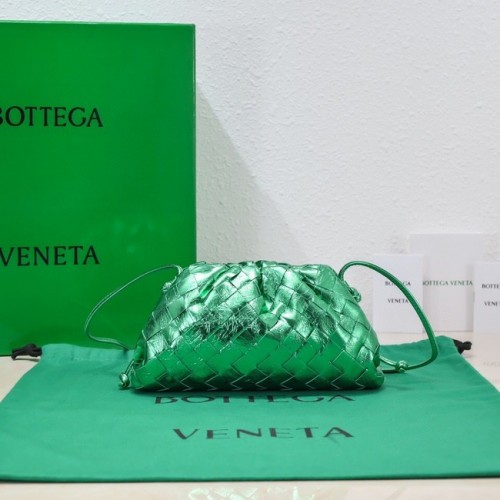Bottega Veneta Mini skórzana kopertówka intrecciato z paskiem 585852 zielona