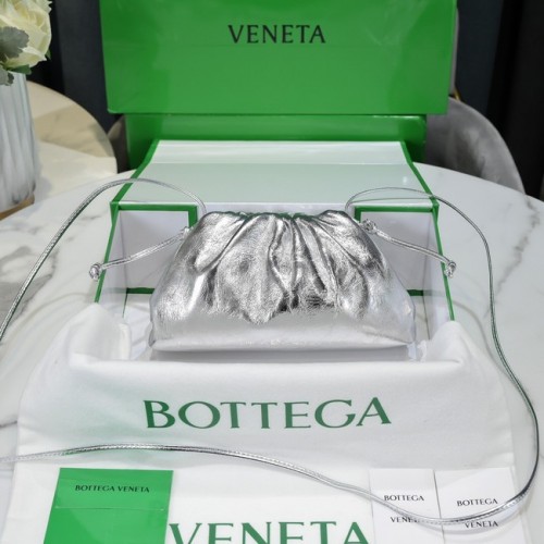 Bottega Veneta Mini skórzana kopertówka intrecciato z paskiem 585852 srebrna