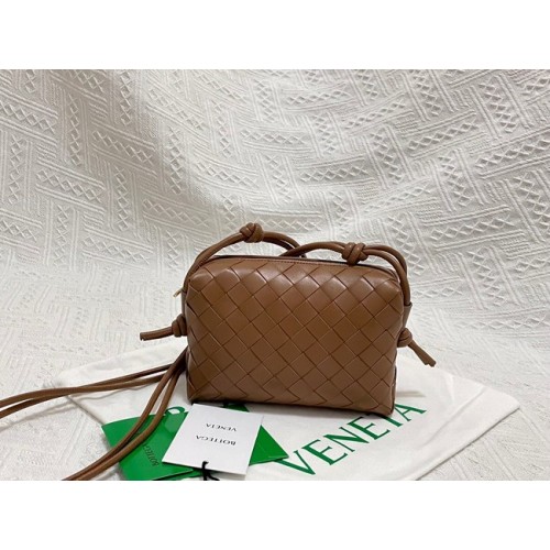 Bottega Veneta Mini torba na ramię ze skóry intrecciato 680254 brązowa