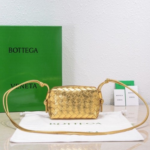 Bottega Veneta Mini torebka na ramię ze skóry intrecciato 680254 złota