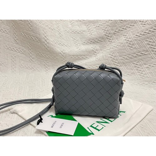 Bottega Veneta Mini torba na ramię ze skóry intrecciato 680254 szara