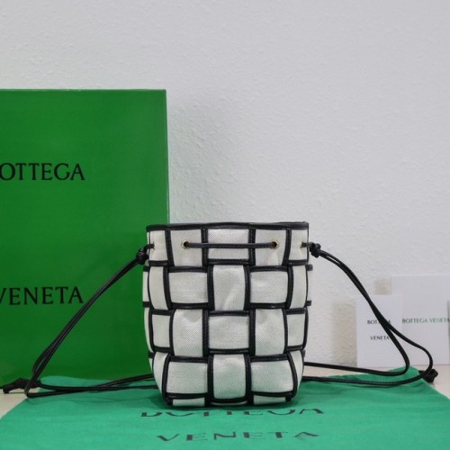 Bottega Veneta Mini Skórzana torebka typu Bucket Intreccio 680217 Naturalna i czarna