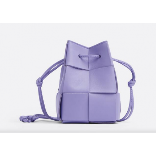 Bottega Veneta Mini Skórzana torebka typu Bucket Intreccio 680217 Wisteria