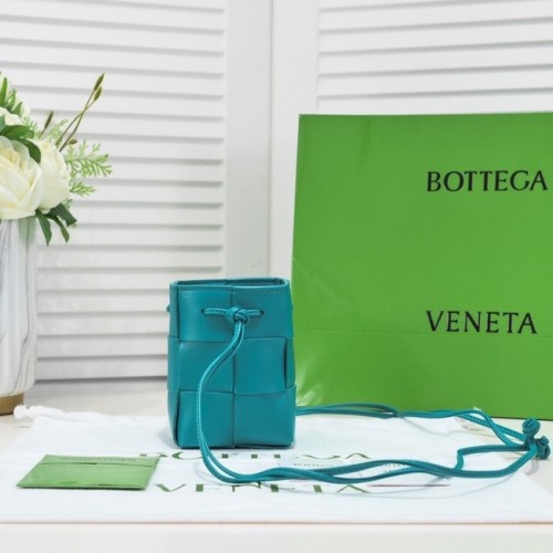 Bottega Veneta Mini Skórzana torebka typu Bucket Intreccio 680217 Błękit nieba