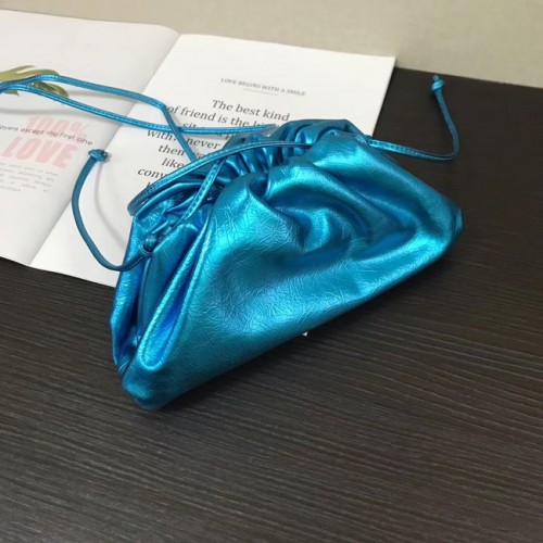 Torba na ramię Bottega Veneta Nappa z miękkiej, szerokiej skóry jagnięcej, kolor niebieski 585852