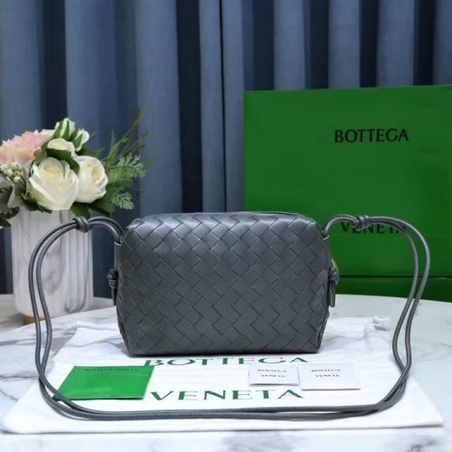 Bottega Veneta Mała torba na ramię ze skóry intrecciato 680255 Szara