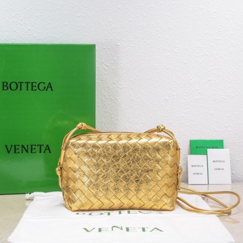 Bottega Veneta Mała torebka na ramię ze skóry intrecciato 680255 złota