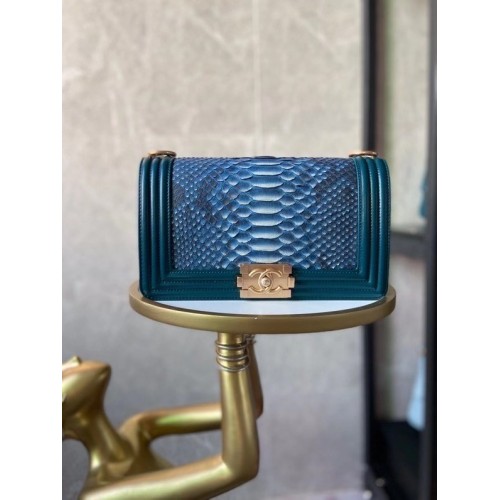 Torebka na ramię Chanel dla chłopca, oryginalna skóra wężowa AS67086, niebieska