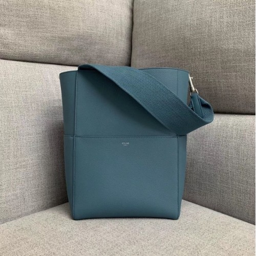 TOREBKA CELINE SANGLE BUCKET Z MIĘKKIEJ SKÓRY CIELĘCEJ O ZIARNISTYM WYKOŃCZENIU 189593 NIEBIESKA