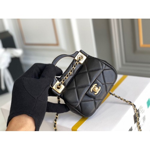 CHANEL Mini portfel z uchwytem górnym na łańcuszku AP2206, czarny