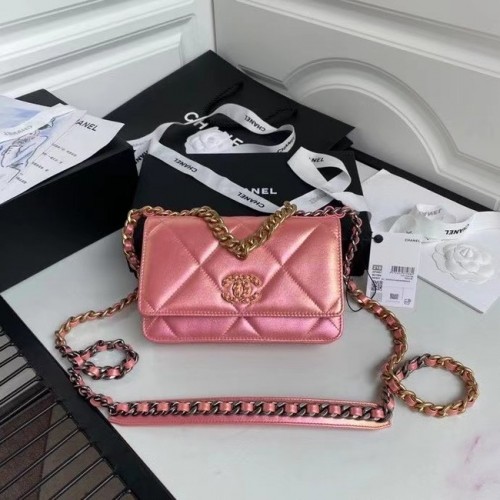 Portfel Chanel 19 Iridescent Calfskin Chain Wallet AP0957 różowy