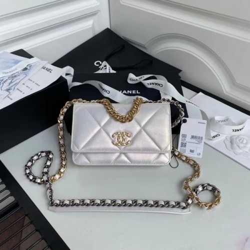 Portfel Chanel 19 Iridescent Calfskin Chain Wallet AP0957 biały