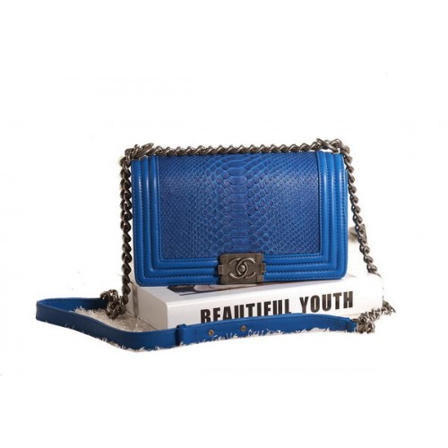 Torebka na ramię Chanel Boy Flap, niebieska, oryginalna skóra węża, A67086, srebrna