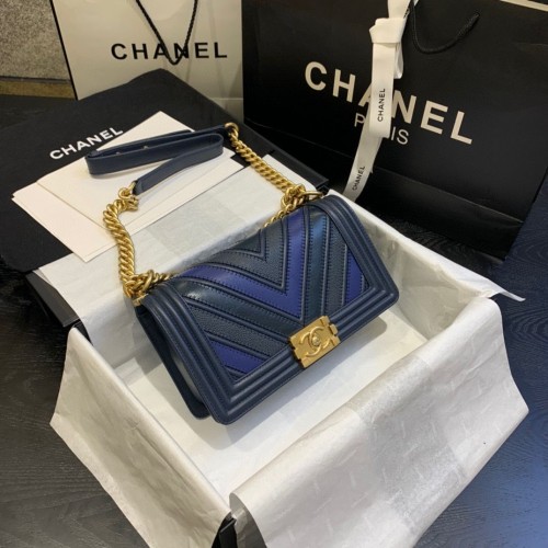 Torebki na ramię Chanel Boy Flap, skóra cielęca Chevron A67086, niebiesko-czarne