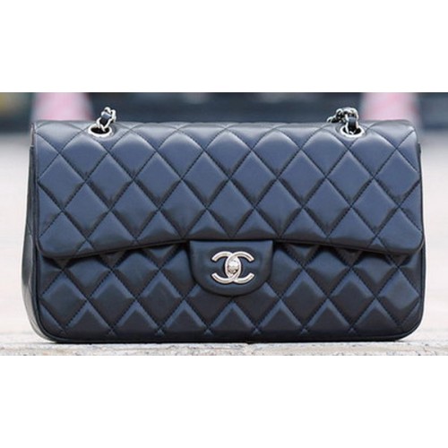 Torebka Chanel Classic Flap Bag z czarnej skóry owczej A1113 w kolorze srebrnym