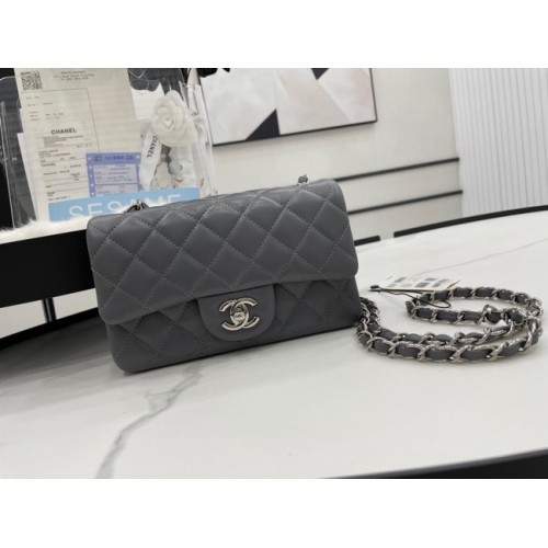 Torebka Chanel Classic Flap Bag z oryginalnej skóry owczej A1116 w kolorze ciemnoszarym i srebrnym z metalem
