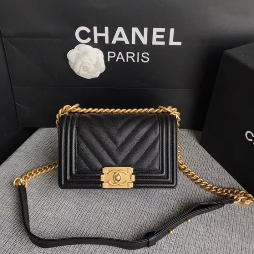 Torebka na ramię Chanel Le Boy Flap Original Caviar Leather P67085 w kolorze czarnym ze złotą klamrą