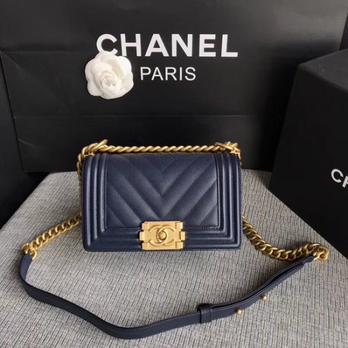 Torebka na ramię Chanel Le Boy Flap Original Caviar Leather P67085 ciemnoniebieska złota klamra