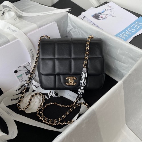 Torebka Chanel SMALL FLAP BAG z żywicy jagnięcej w kolorze złotym, metal AS3330, czarna