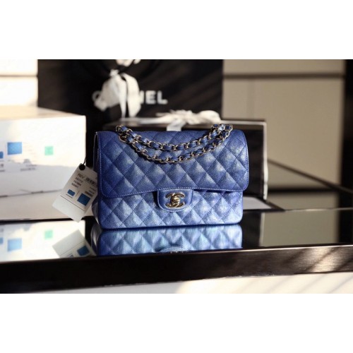 Torebka Chanel Small Classic Handbag z licowej skóry cielęcej, kawior, metal w odcieniu srebra A01113, niebieska
