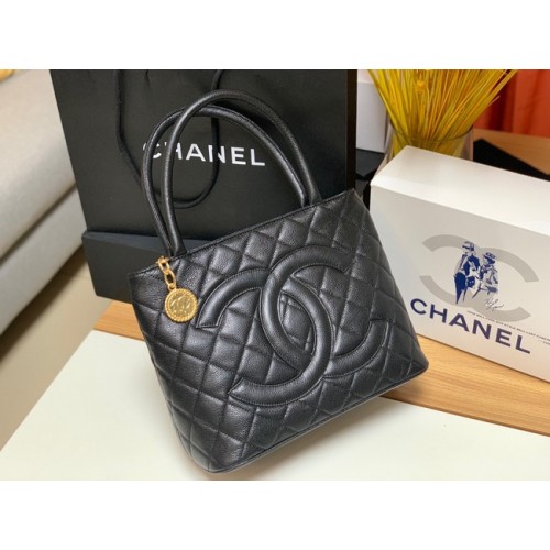 Torba Chanel Tote Bag z licowej skóry cielęcej i metalu w odcieniu złota AS1804 czarna