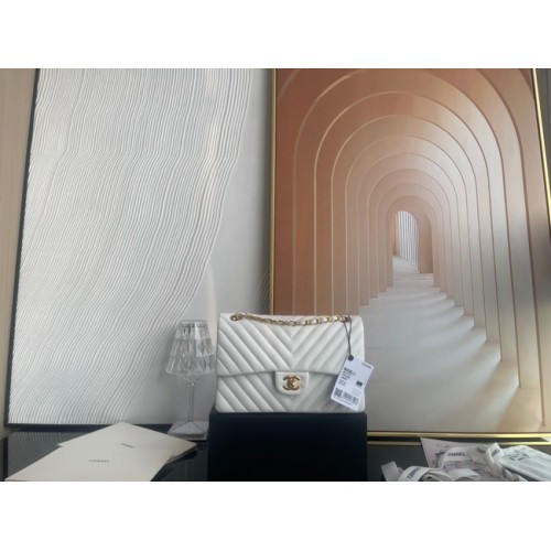 Klasyczna torebka Chanel Lambskin Gold Metal V01112 biała