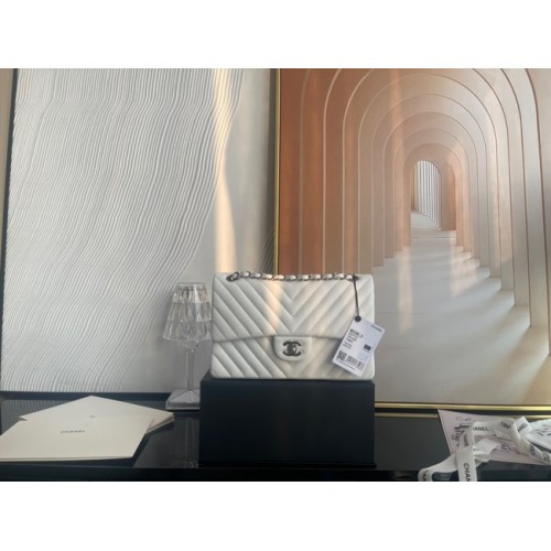 Klasyczna torebka Chanel Lambskin Silver Metal V01112 biała