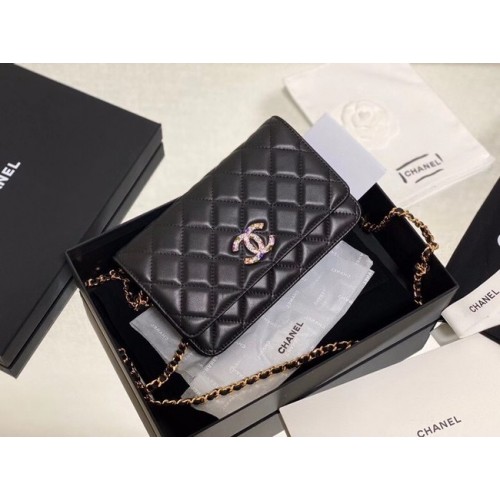 Portfel Chanel na łańcuszku z lakierowanej skóry jagnięcej w kolorze złotym AP2021 czarny
