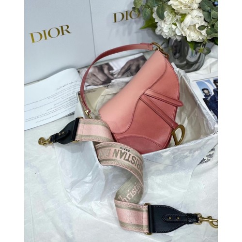 DIOR SADDLE BAG Gradientowa skóra cielęca M0446C Różowa z paskiem na ramię