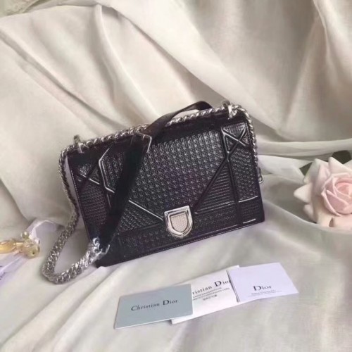 TOREBKA DIORAMA Z CZARNEJ METALICZNEJ SKÓRY CIELĘCEJ Z MOTYWEM MIKRO-KANNAŻEM M0422