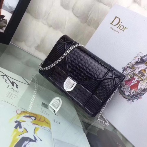 PORTFEL DIORAMA NA ŁAŃCUSZKU SKÓRA CIELĘCA METALIZOWANA Z MOTYWEM MIKRO-KANNAŻEM S0328 czarny