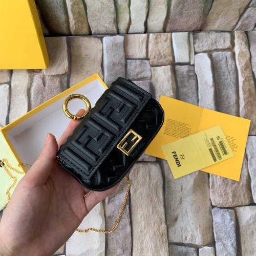 FENDI NANO BAGUETTE CHARM skóra nappa 7AR844 Czarny