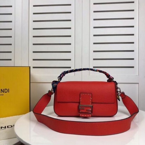 Torebka skórzana Fendi BAGUETTE F2466 czerwona