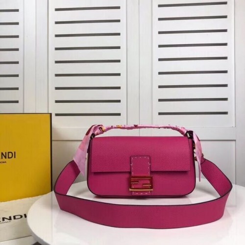 Torebka skórzana Fendi BAGUETTE F2466 różowa